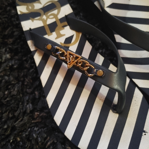 Guess Flip Flop Sandles - Picture 3 of 4